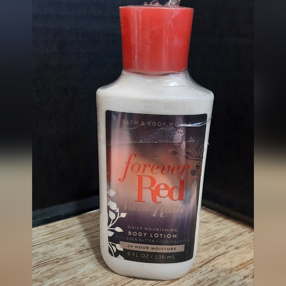 BATH AND BODY WORK      "FOREVER RED W/ VANILLA RUM"
